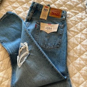 NWT Levi 501 Button Front 27 x 26